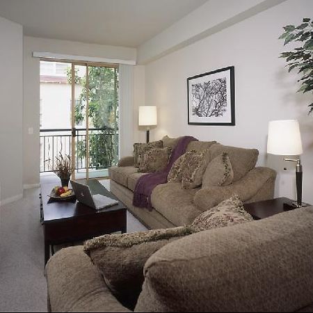 The Louisa Apartments Portland Room photo